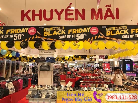 Trong ngày Black Friday nhiều mẫu quần áo, đồng hồ, giày dép được giảm mạnh